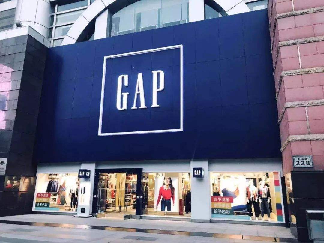 GAP也撑不住了？关闭350家门店!