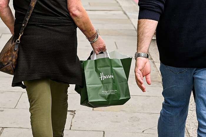 【品牌资讯】英国老牌百货哈罗德Harrods又坐不上全球最赚钱奢侈品百货的位置了